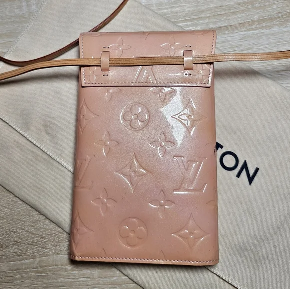 Authentic LOUIS VUITTON Vernis Walker Pink Tri-Fold Crossbody Wallet - Picture 2 of 14